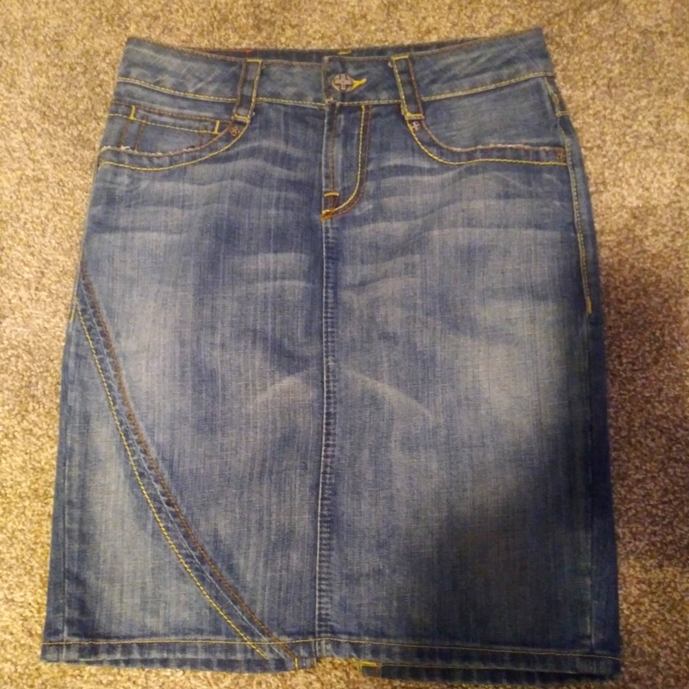 Tag denim skirt